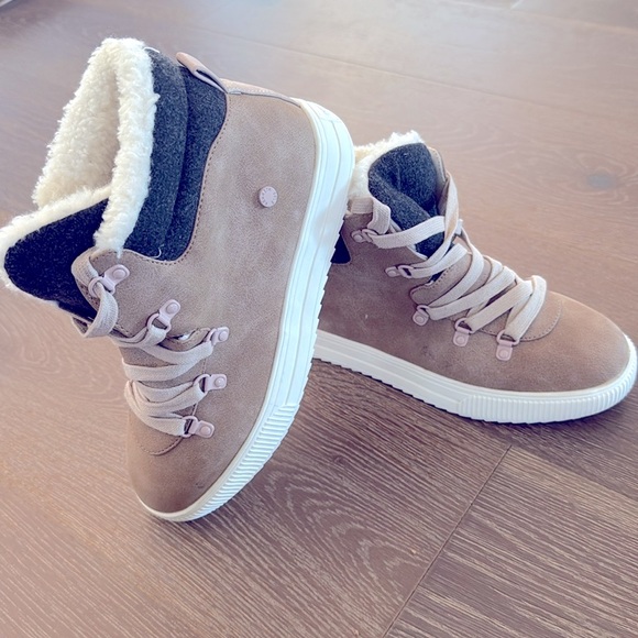 NWOT! KENNETH COLE NY hiker lace up ankle boots. kids size 3 / women’s 5-5.5. - Picture 3 of 6